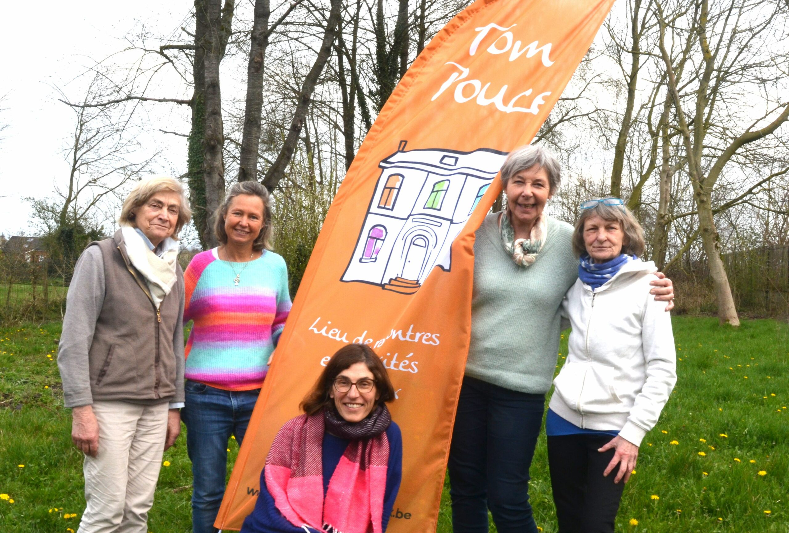 Le groupe des cinq dans le jardin
Les jeux: scrablle, cartes, etc...